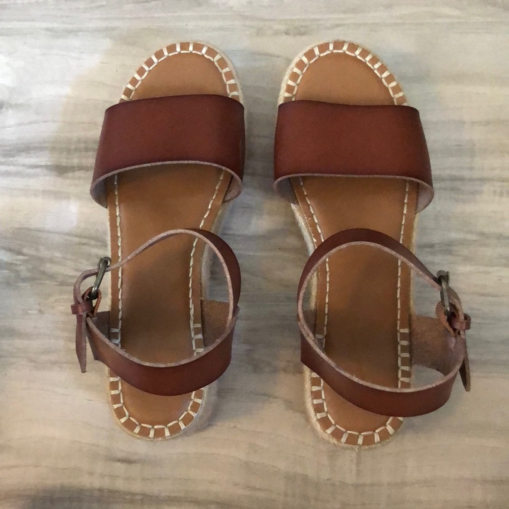 Brown sandals with woven flat form